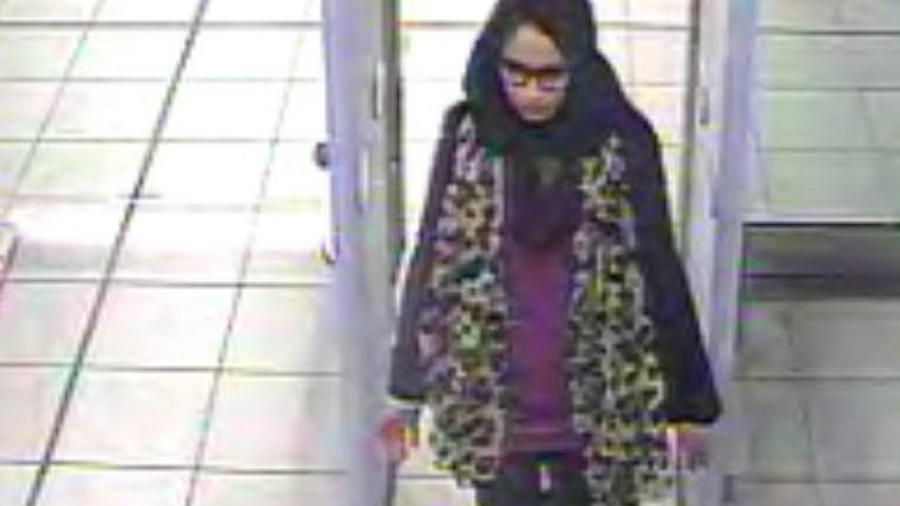 Fotografía de archivo del 20 de febrero de 2015 cedida por el Servicio de Policía Metropolitano de Londres, muestra a Shamima Begum en el aeropuerto de Gatwick.