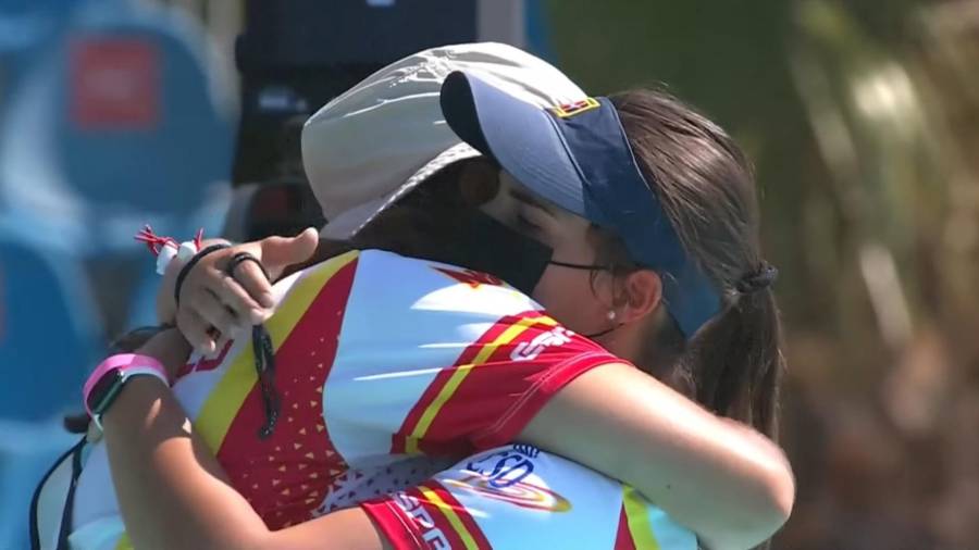 La arquera tarraconense Elia Canales abraza a su compañera tras perder en el duelo directo por una plaza en los Juegos Olímpicos de Tokio 2021.
