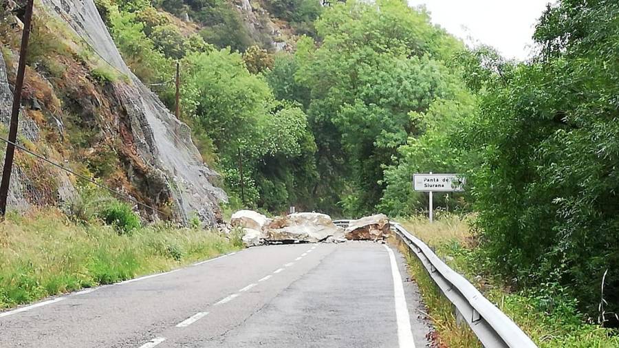 La roca bloquea los dos carriles de la carretera que llega a Cornudella y Prades. FOTO: DT