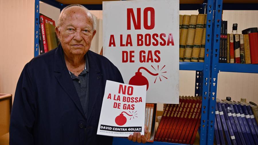 El president de l’associació veïnal, Josep Barberà, amb el llibret presentat dilluns. FOTO: Alfredo González