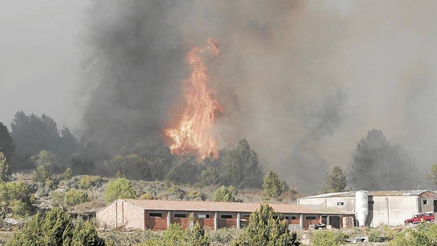 El fuego, al principio, también se acercó peligrosamente a un granja. FOTO: Ninín olivé