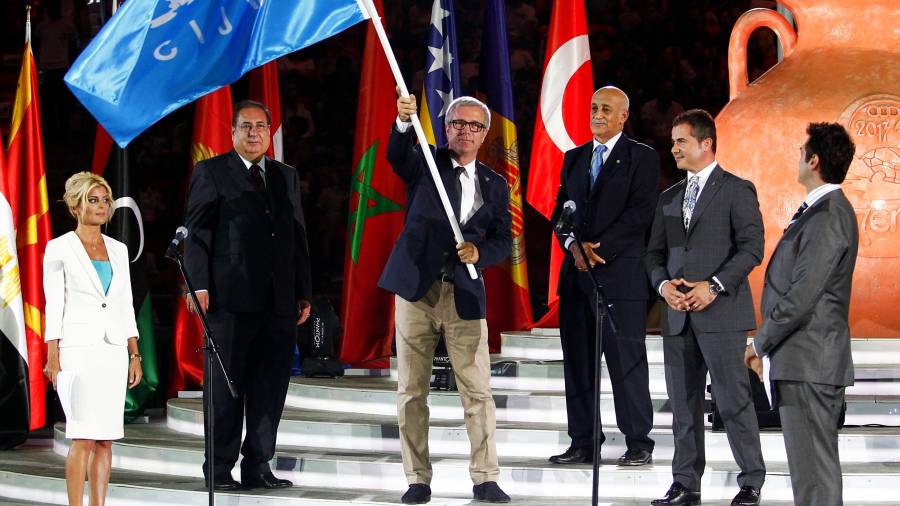 El alcalde Ballesteros, en 2013, cuado recibió la bandera de los Juegos en Mersin (Turquía). FOTO: DT