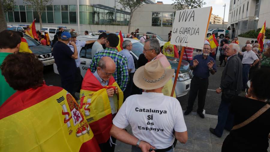 Las banderas españolas y pancartas con mensajes como ‘Viva la Guardia Civil’ no faltaron en la concentración. Foto: Lluís Milián