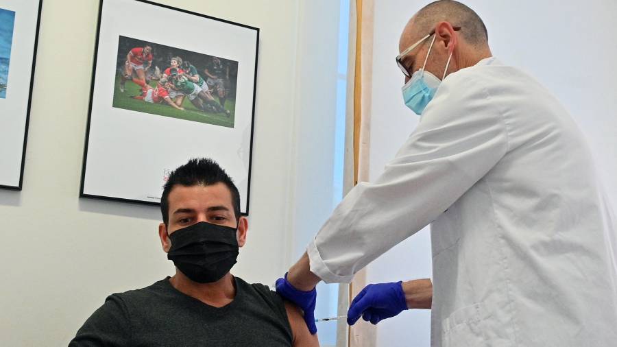 Un sanitario pincha a un hombre en el centro de vacunación Mas Iglesias de Reus, durante estos días. FOTO: ALFREDO GONZÁLEZ