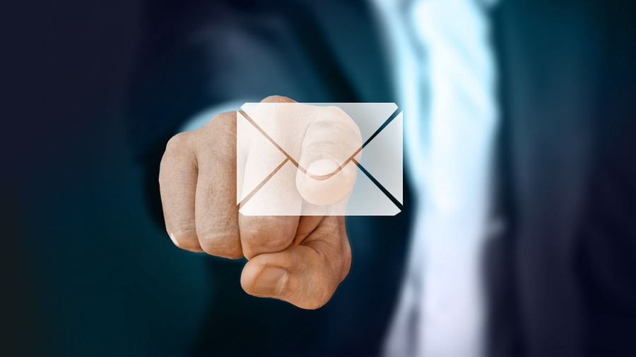 El email marketing es una estrategia que consiste en el envío masivos de mails, en los que además de anunciar alguna novedad relativa a la empresa, se puede comprobar la interacción del cliente (ratios de apertura, accesos a la web desde el correo, etc.).