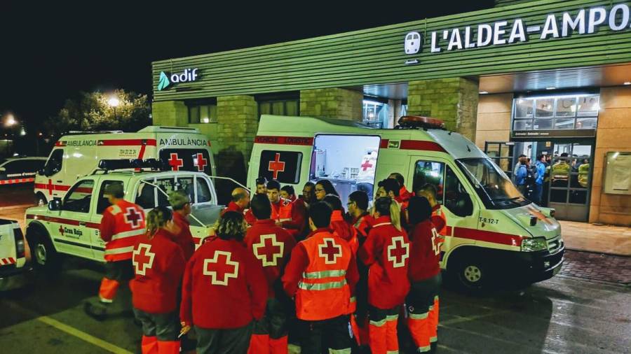 Creu Roja y Bombers han ayudado a los pasajeros aislados en L'Aldea. FOTO: Creu Roja