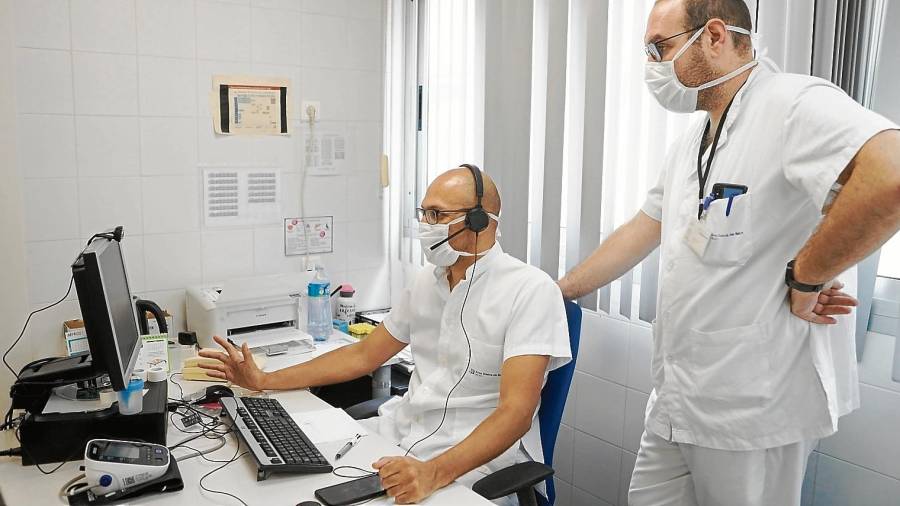 Dos médicos del CAP Fortuny de Reus durante una visita telemática a un paciente. FOTO: ALBA MARINÉ