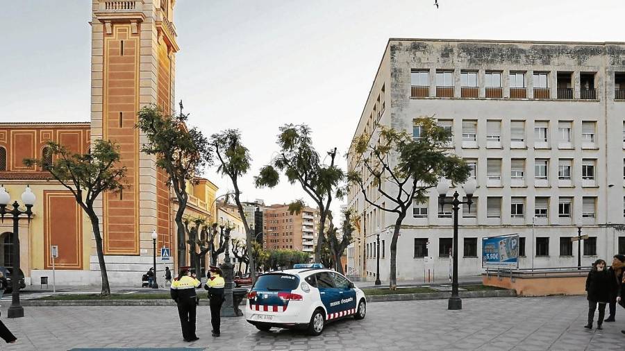 Una patrulla de Mossos, el pasado viernes en la Rambla Lluís Companys custodiando el Palau de Justícia de Tarragona. FOTO: pere ferré