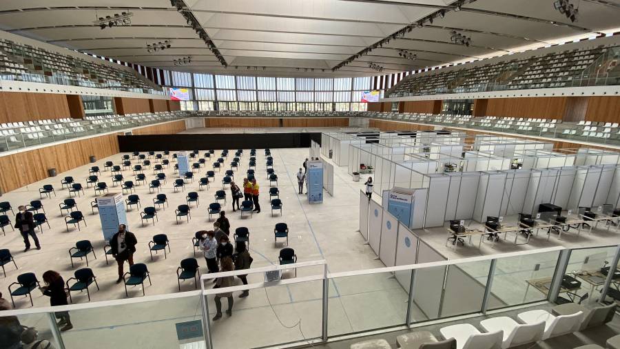 Imagen de ayer del Palau d’Esports, que es centro de vacunación masiva desde finales del pasado mes de abril. FOTO: Pere Ferré