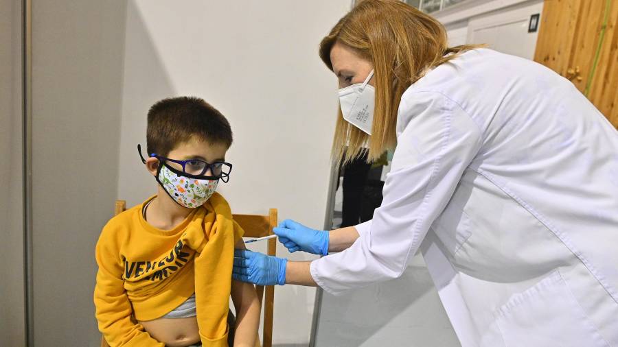 Pau Lladó, de cinco años, vacunándose ayer en el Palau. Foto: Alfredo González