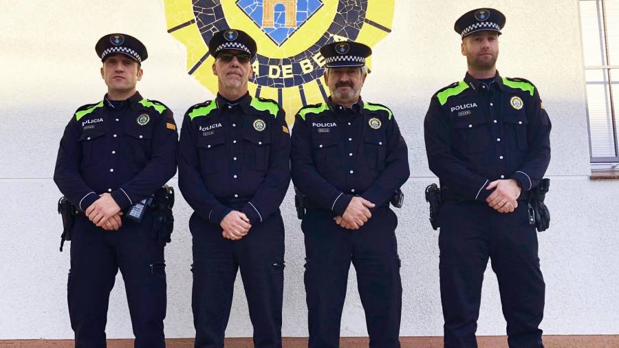 Fotografia de la Policia Local de Roda amb els uniformes que estrenaran en breu.