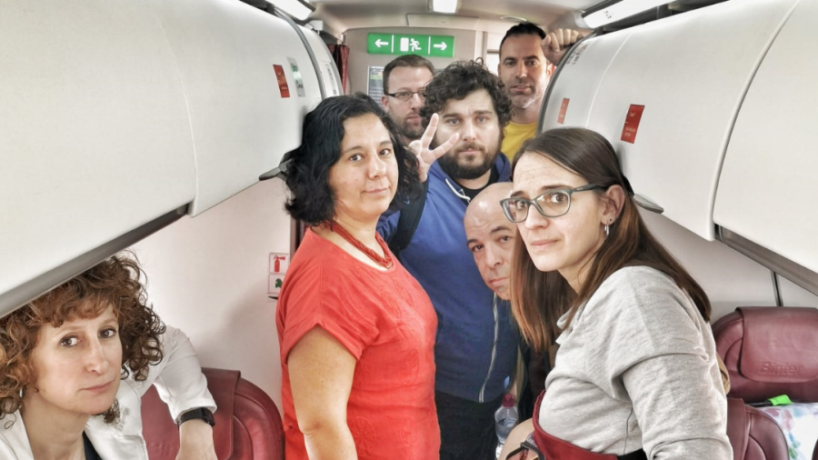 Imagen de los miembros del intergrupo dentro del avión. Twitter