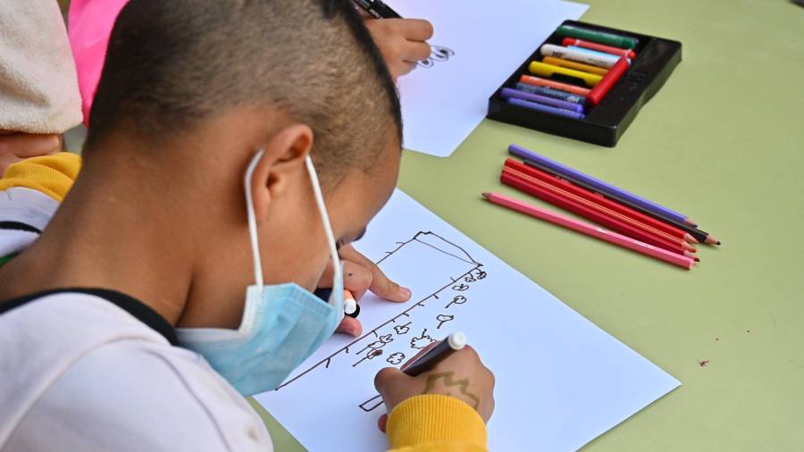 Un niño participa en un taller del programa Emociona’t que organizó el IMET en escuelas y espacios públicos. foto: alfredo gonzález