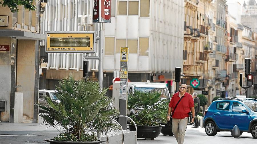 Uno de los postes indicativos de la cobertura del Reus Wifi, instalado en la plaza del Condesito. FOTO: FABIÁN ACIDRES