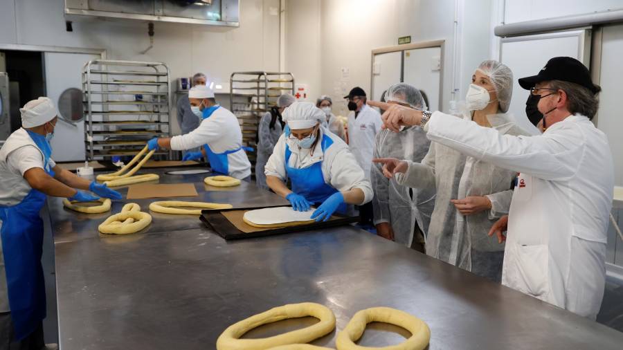 Trabajadores en un obrador de pastelería. foto: efe