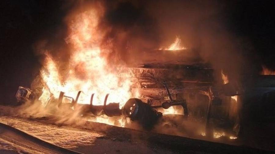Las llamas han consumido la totalidad del camión. FOTO: Bombers