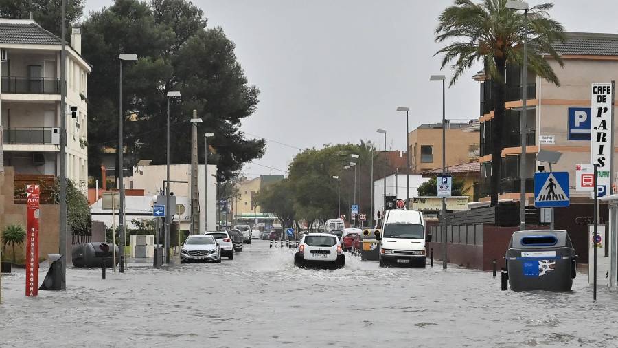 La avenida Diputació de Cambrils inundada. FOTO: A. GONZÀLEZ