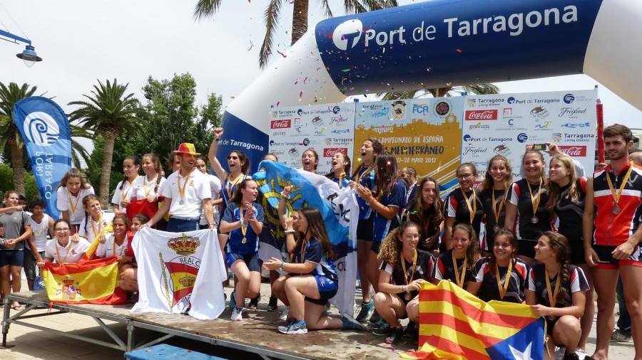 El equipo cadete femenino del CN Flix, a la derecha, celebra su bronce en el Campeonato de España. Foto: Cedida