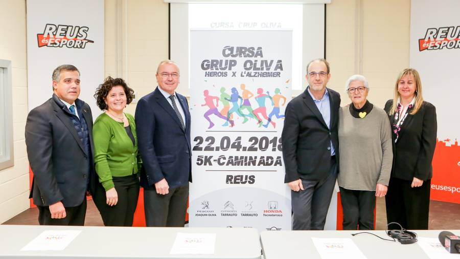 Representants de l'Ajuntament de Reus, del Grup Oliva i de l'Associació d'Alzheimer, aquest dimecres durant la presentació de la cursa. Foto: Alba Mariné