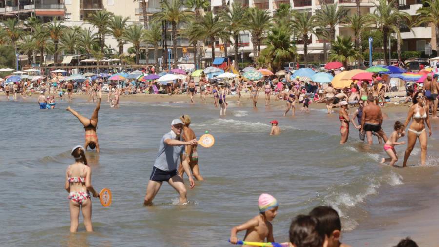 Los 1.100 metros de playa ofrecen cualquier tipo de actividad . Foto: Lluís Milián