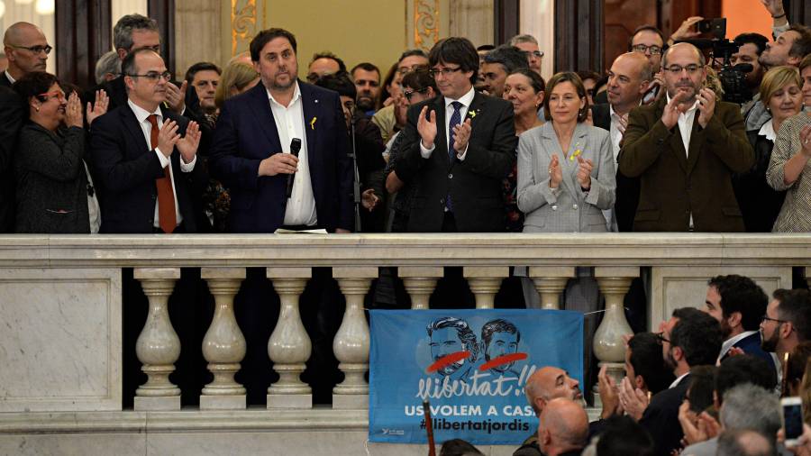 Junqueras y Puigdemont, en el centro, el 27-S de 2017, día en que proclamó la DUI. FOTO: acn