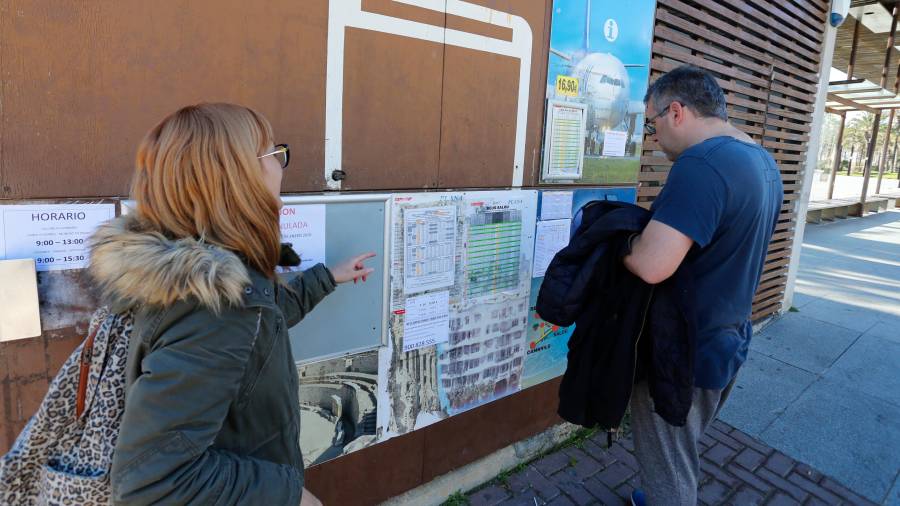 Usuarios se informan de los horarios en la estación de Vila-seca. FOTO: Pere Ferré