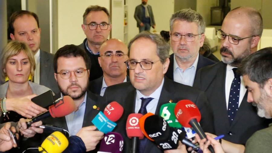 El presidente de la Generalitat, Quim Torra, acompañado de representantes autonómicos, se trasladaron hasta el edificio del 112 de Reus. FOTO: PERE FERRÉ