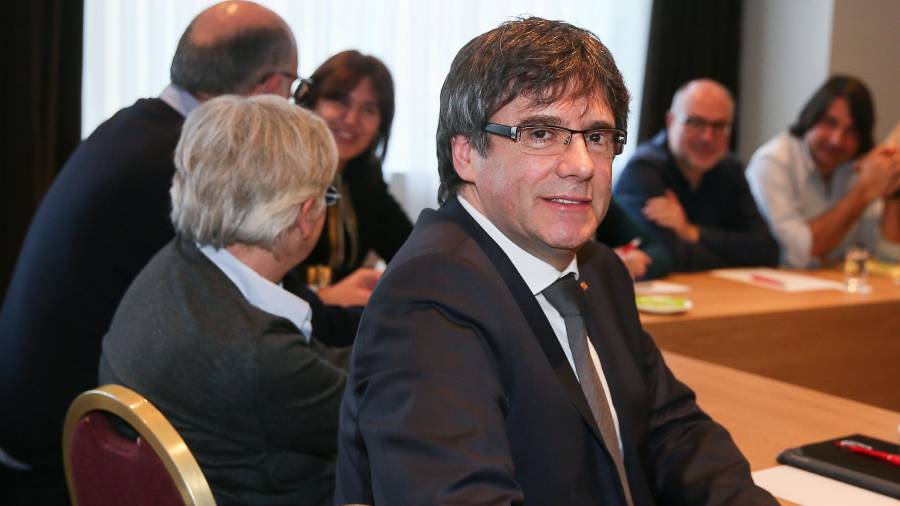 El expresidente de la Generalitat Carles Puigdemont se reúne con diputados de Junts per Catalunya en el President Park Hotel de Bruselas