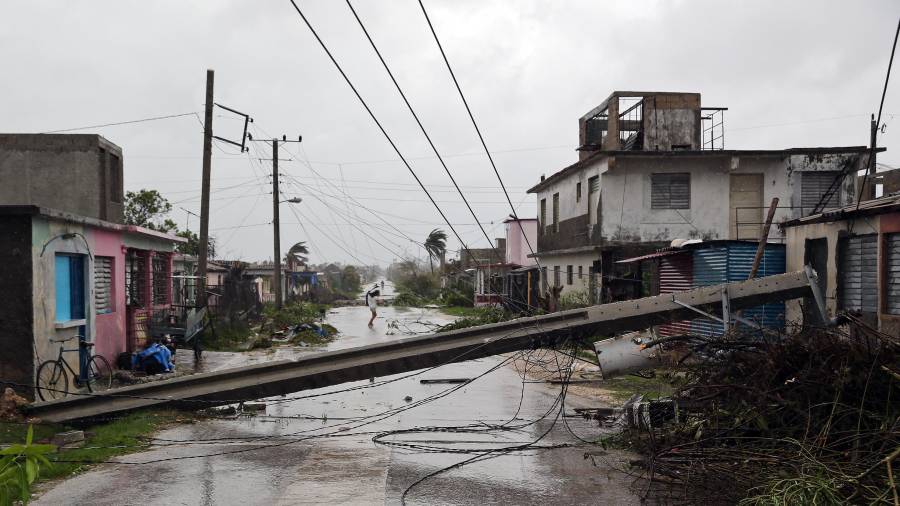 Vista de una calle tras el paso del huracán Irma este sábado en Caibarién (Cuba). Foto: EFE