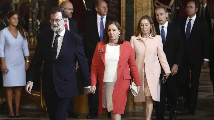 El presidente del Gobierno, Mariano Rajoy, seguido de su mujer, Elvira Fernández, a su llegada a la tradicional recepción ofrecida por los Reyes. FOTO: EFE