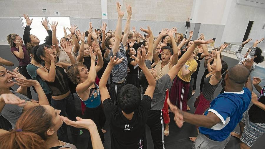 Grup de ballarins que ahir participava en un taller a l’espai Josep Luque. Foto: Joan Revillas