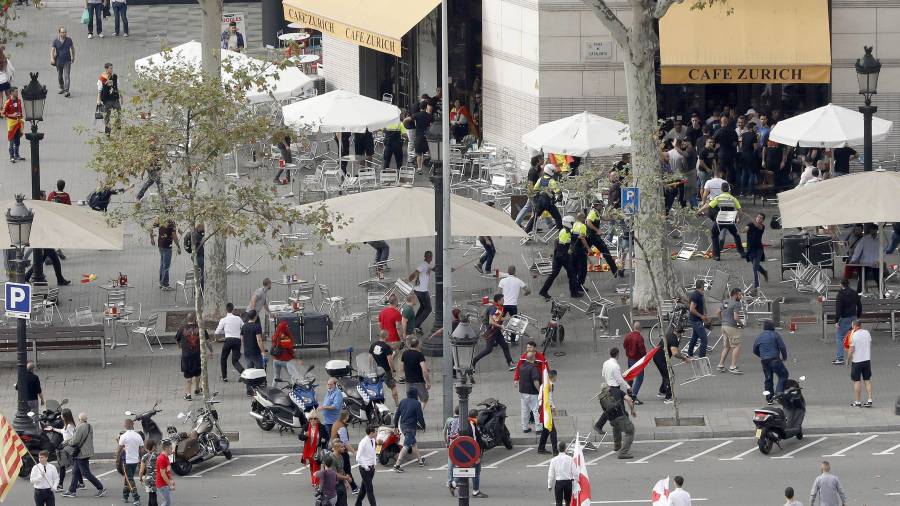 Grups d'ultres s'han enfrontat aquest matí en una baralla a la terrassa d'un bar de la plaça de Catalunya de Barcelona. FOTO: EFE