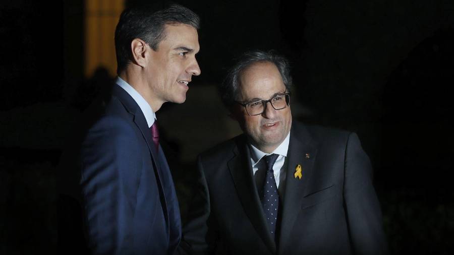 El presidente del Gobierno, Pedro Sánchez, saluda al presidente de la Generalitat, Quim Torra, a su llegada esta noche al Palau de Pedralbes de Barcelona. FOTO: EFE