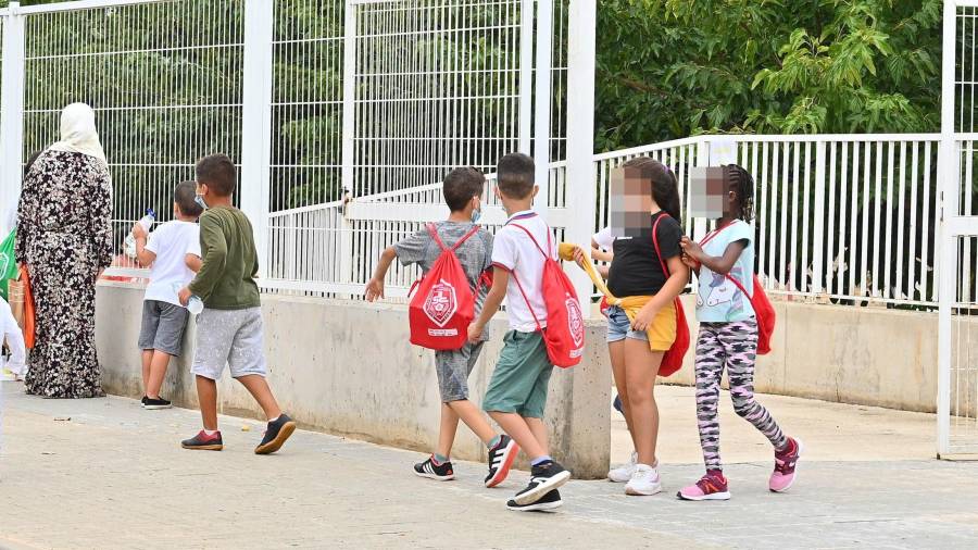 Según Educació, la Escola Sant Bernat Calbó es la que tiene más grupos confinados por la Covid-19. FOTO: Alfredo González
