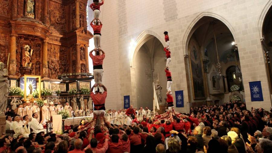 Imatge d’arxiu de les colles castelleres aixecant un pilar a l’església de Sant Joan de Valls durant les Festes Decennals del 2011. FOTO: DT