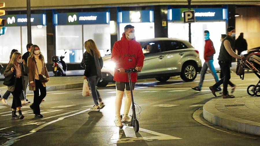 La movilidad en patinete eléctrico se ha disparado en los últimos meses en la ciudad. FOTO: PERE FERRÉ