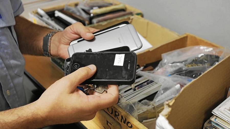 Los ladrones no tienen miramientos a la hora de sustraer móviles. Roban tanto los de gama alta como los más básicos. FOTO: Pere Ferré/DT