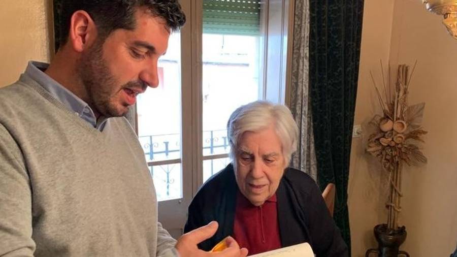 Teresa Llaberia con el alcalde Sergi Pedret. La vecina no pudo asistir a la inauguración de la estatua dedicada al arquitecto. FOTO: DT