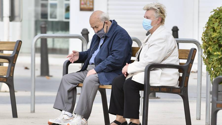 Imagen de archivo de dos personas de edad avanzada, sentadas en un banco en Cambrils. FOTO: ALFREDO GONZÁLEZ