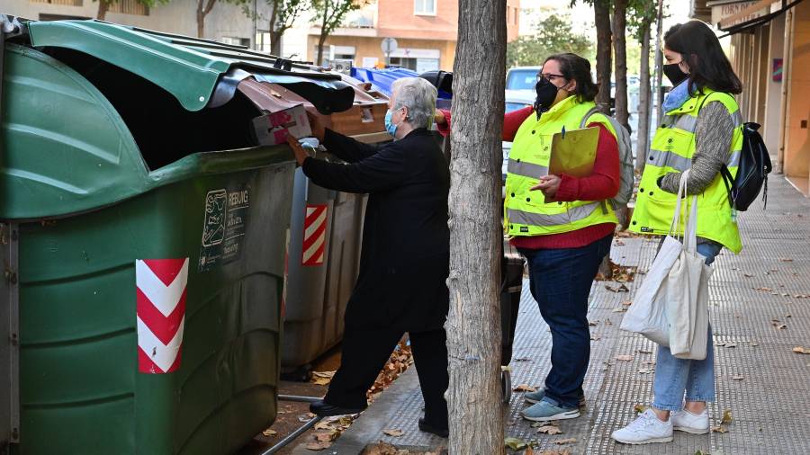 Les informadores ambientals explicant als veïns com reciclar correctament. FOTO: ALFREDO GONZÁLEZ