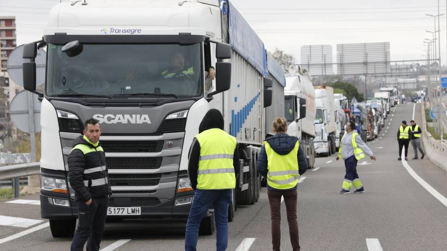 Imagen de los transportistas parados en la entrada al Port de Tarragona. Foto: Pere Ferré
