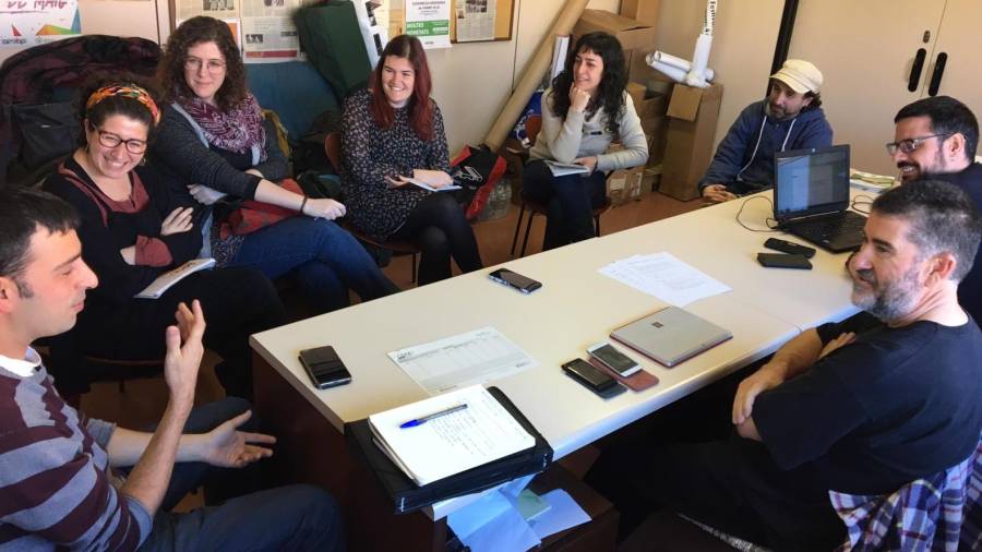 Plano general de una reunión de los miembros de la Xarxa d'Entitats per l'Economia Social i Solidària del Baix Penedès. Foto: ACN