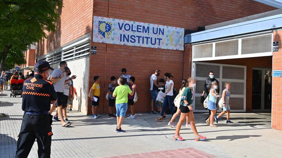Alumnos de la Escola Alberich i Casas entrando al colegio. FOTO: ALFREDO GONZÁLEZ