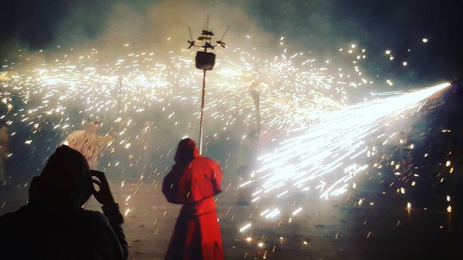 Imatge d’arxiu durant una encesa de foc a Riudoms, en el marc de la festa major. FOTO: Alba Mariné