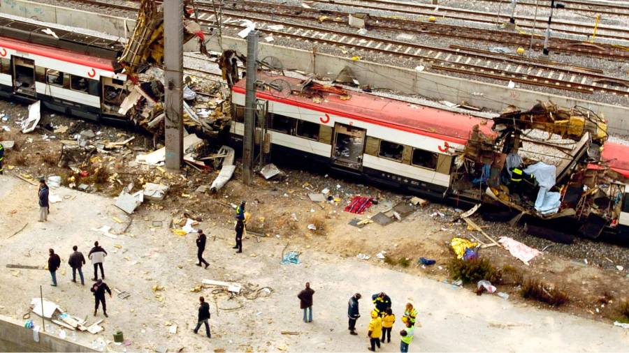 Vista general de la estación de trenes de Atocha tras las explosiones provocadas el 11 de marzo de 2004 por el terrorismo yihadista. foto: efe