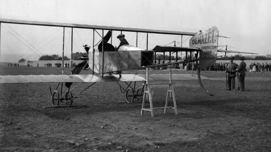 Festa de l'aviació el 1913 amb l'aviador Lucien Demazel preparat per fer un vol acrobàtic d'exhibició a Tortosa. Foto: Cedida