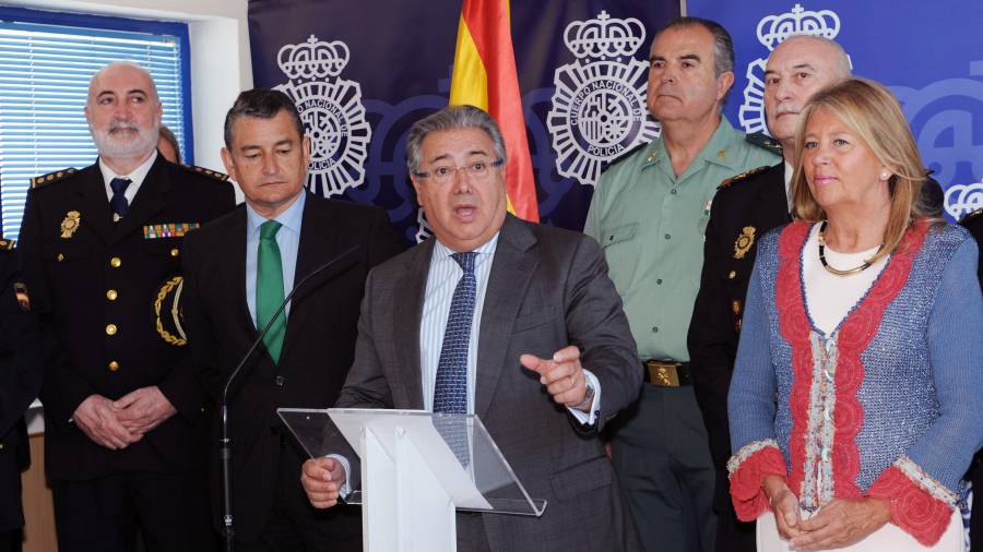 El ministro del Interior, Juan Ignacio Zoido, acompañado del delegado del Gobierno en Andalucía, Antonio Sanz y de la alcaldesa de Marbella, Ángeles Muñoz, explicando el caso. FOTO: EFE