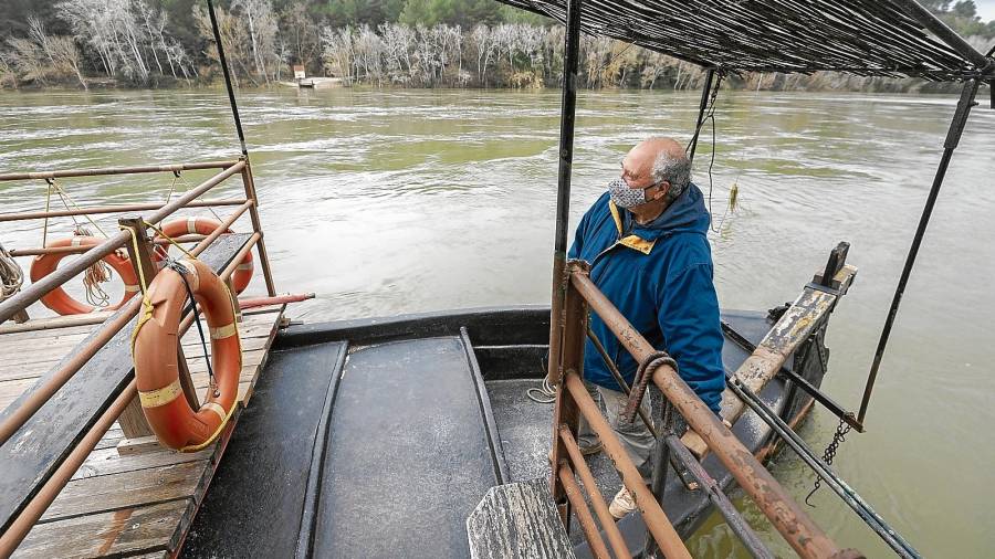 Creuar el riu Ebre pels passos de barca en temps de pandèmia