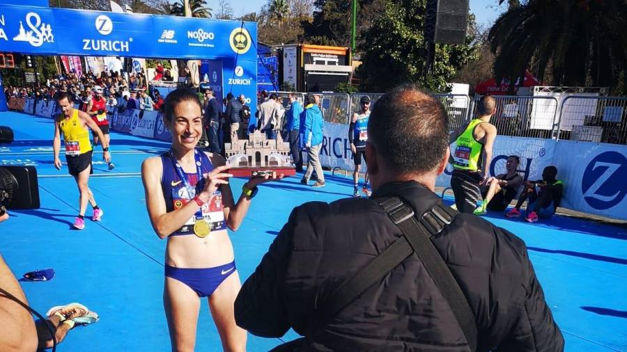 Imagen de la atleta junto a su trofeo. Foto: Maratón de Sevilla