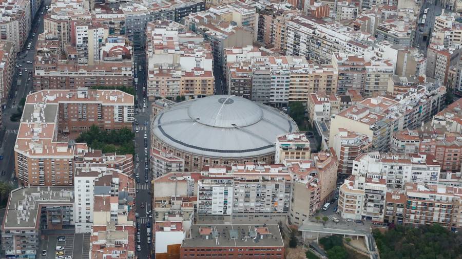 Imagen de la Tarraco Arena Plaça rodeada de edificios. Foto: Pere Ferré